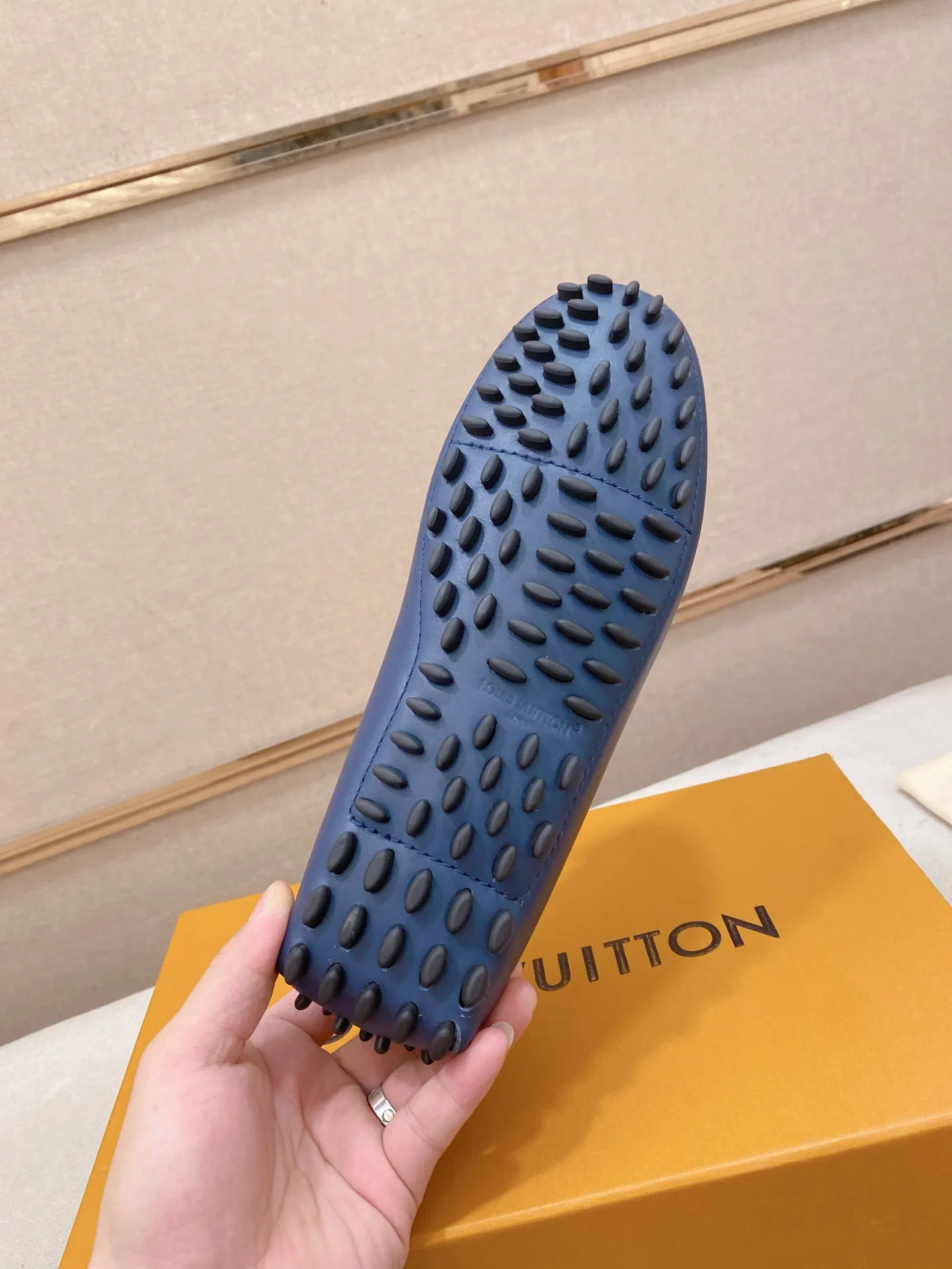 Factory price: 500💰High-end quality! LV 🆕🆕Exclusive hot-selling products in stock🔥🔥New products on the shelves, high-quality Ferragamo men's pea shoes, high-end casual driving shoes, with complete packaging! 💪 💪 Material: imported first-layer cowhide 🐂 + imported high-quality buffalo leather lining + wear-resistant outsole 👍🏻👍🏻 Features: high-end and comfortable, purely handmade 🚀 🚀 Create the perfect shoes that suit you best 🔥 🔥 Size: (38-44) 45 standard size can be customized!